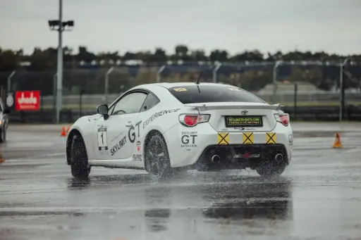 Geschenkgutschein: Drift-Schule mit Mietwagen - Formel 4 (geteilt mit 4 Personen)